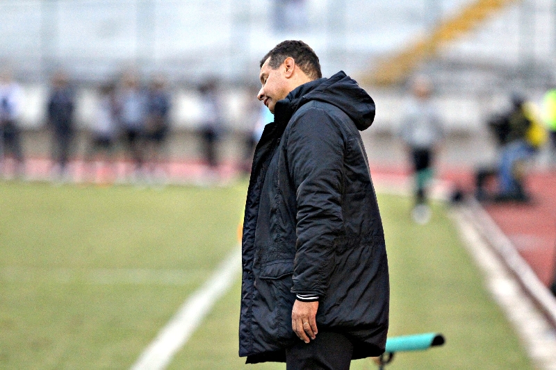 Celso Roth lamenta derrota no Willie Davids. Treinador comanda o único time que ainda não venceu neste Brasileirão: Não tem desculpa, disse | Daniel Castellano/Gazeta do Povo