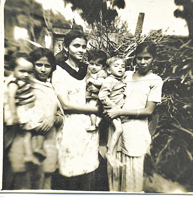 Manu Prakash, no colo de sua mãe, no centro, na Índia. Isso foi pouco tempo antes de ele se interessar por ciência |