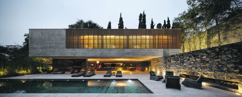 A Casa dos Ipês foi projetada por Márcio Kogan e Lair Reis, do Studio Mk27, com interiores de Diana Radomysler. Colaboraram Carolina Castroviejo, Maria Cristina Motta e Mariana Simas | Fernando Guerra