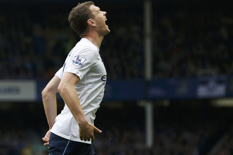 Dzeko comemora na vitória de sábado do Manchester City sobre o Everton. Com dois gols, ele ajudou time a seguir dependendo apenas de si para ser campeão inglês | Russell Cheyne / Reuters