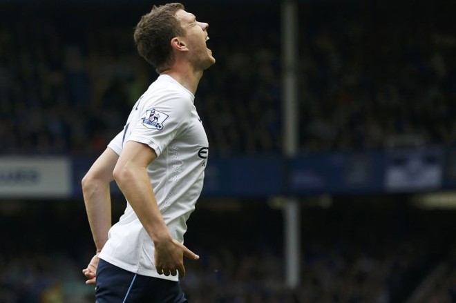 Dzeko comemora na vitória de sábado do Manchester City sobre o Everton. Com dois gols, ele ajudou time a seguir dependendo apenas de si para ser campeão inglês | Russell Cheyne / Reuters