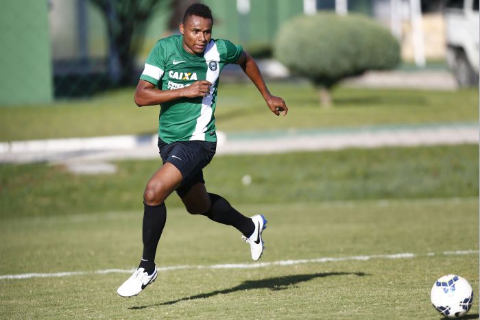 O meia-atacante Jajá vai para a sua quarta partida como titular do Coritiba contra o Cruzeiro | Felipe Rosa / Tribuna do Paraná