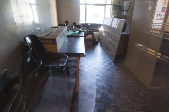 Salas onde as aulas aconteciam se transformaram em depósito |