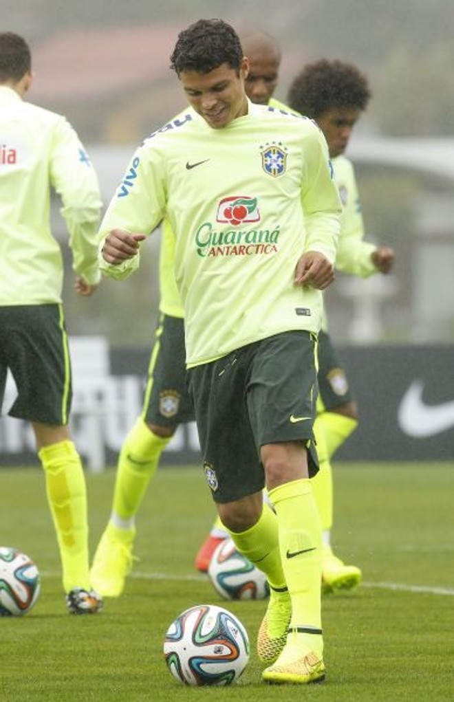Capitão Thiago Silva se solta no aquecimento | 