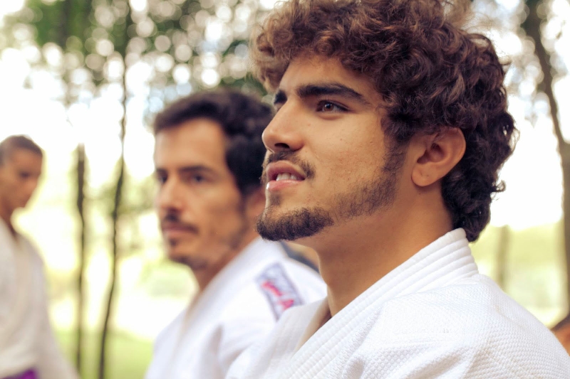 Caio Castro vive o judoca Max Trombini na fase adulta do longa-metragem | Divulgação