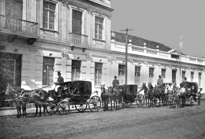 No tempo das carruagens. Aqui vemos algumas delas, pertencentes à cocheira de Augusto Rutz, em exposição na Rua Marechal Floriano, na década de 1910 |