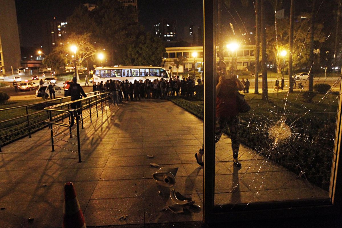 Porta da Prefeitura foi atingida por um vaso sanitário na noite deste sábado (2), no fim do protesto contra a Copa | Albari Rosa / Agência de Notícias Gazeta do Povo