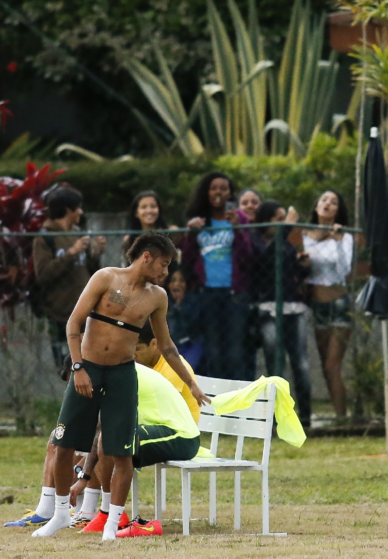 Tanquinho: Neymar (foto) levou ao delírio as neymarzetes que assistiam ao treino de ontem do condomínio vizinho à Granja Comary. O atacante foi para uma cancha de areia próxima ao alambrado que separa as propriedades para jogar futevôlei. Chegando lá, tirou a camisa de treino e botou um colete | Hugo Harada, enviado especial/ Gazeta do Povo