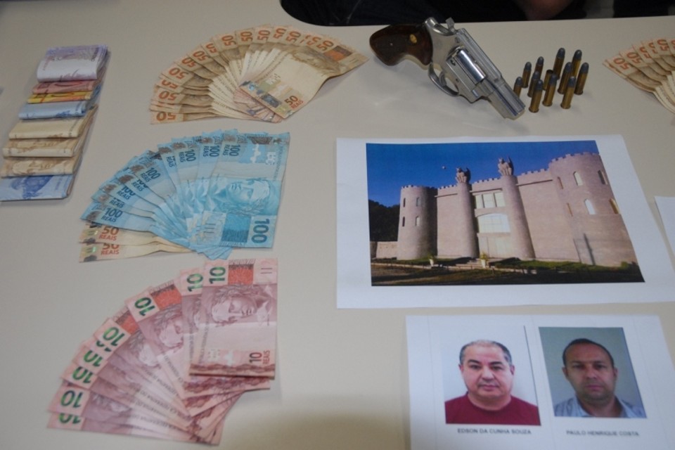 Foram apreendidos R$ 7 mil em dinheiro, além de cheques e um revolver. Documentos apreendidos comprovaram indícios da Polícia sobre o esquema | Divulgação/Polícia Civil