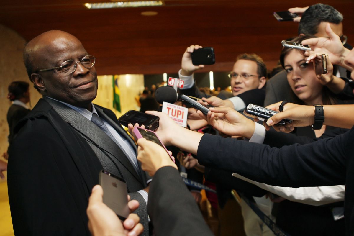 Joaquim Barbosa conversa com jornalistas após anunciar sua aposentadoria | Felipe Sampaio / STF
