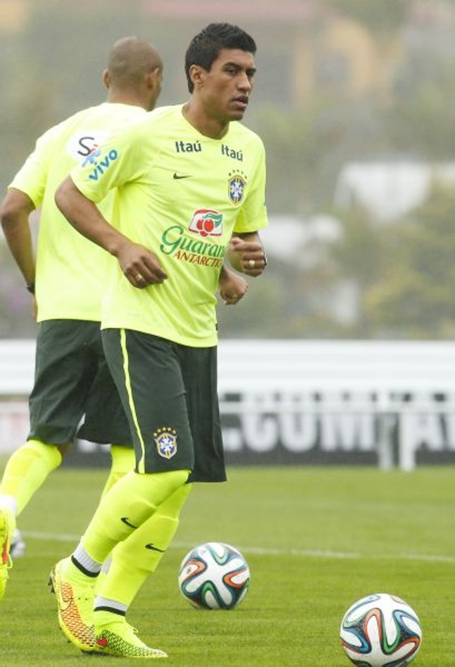 Paulinho se prepara para treino desta manhã | 