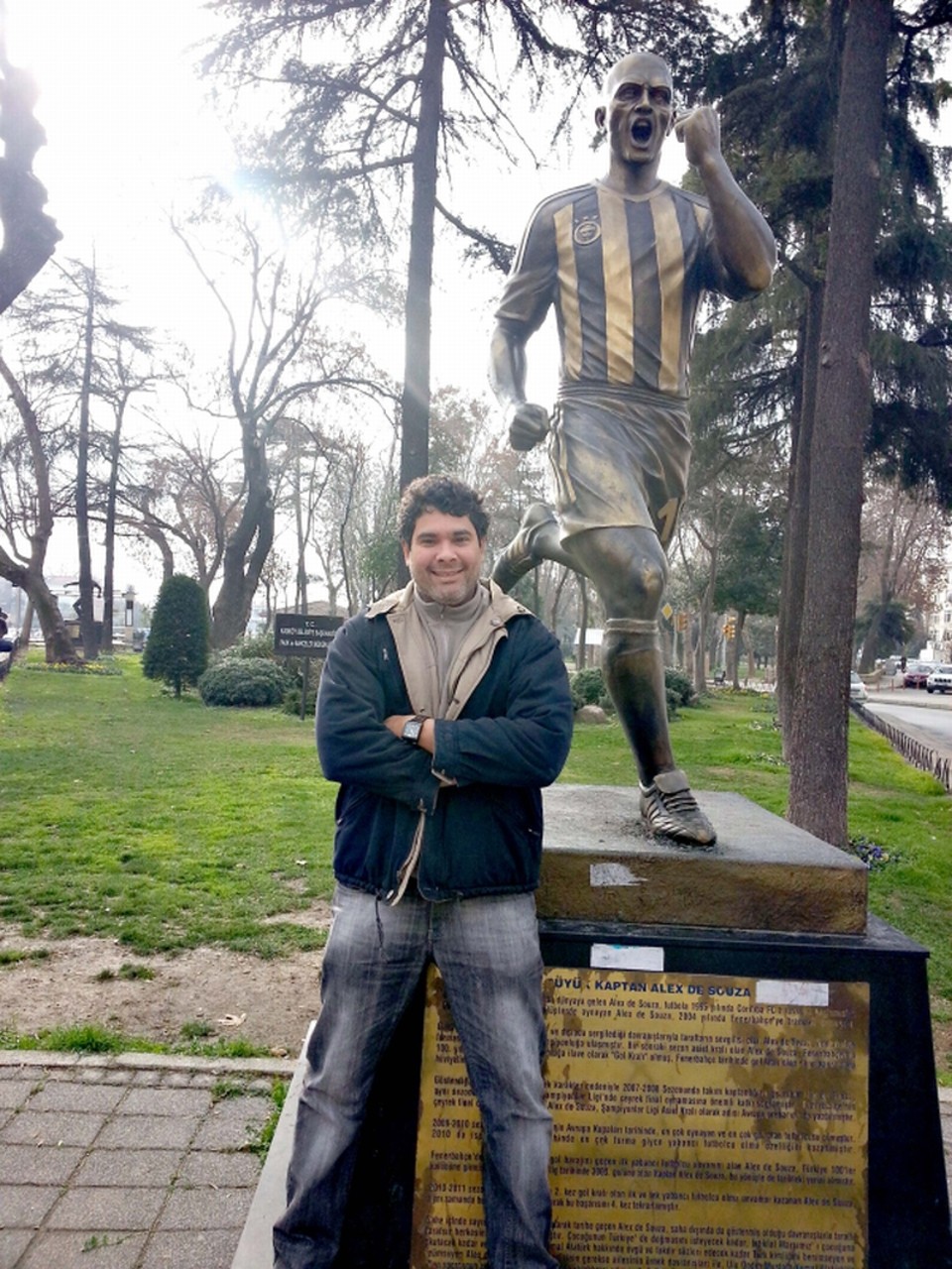 Marcos Neves perante a estátua de Alex em Istambul: local de peregrinação | Arquivo pessoal