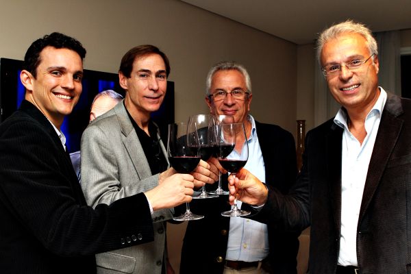 Os cardiologistas Rodrigo Cerci, John Joseph Mahmarian, Fernando Mut e João Vítola (a partir da esquerda) comemoram o sucesso do 41º Congresso Paranaense de Cardiologia, realizado no Expo Unimed, do qual foram palestrantes. No momento do brinde, escolheram o vinho, velho aliado do coração | Murilo Ribas