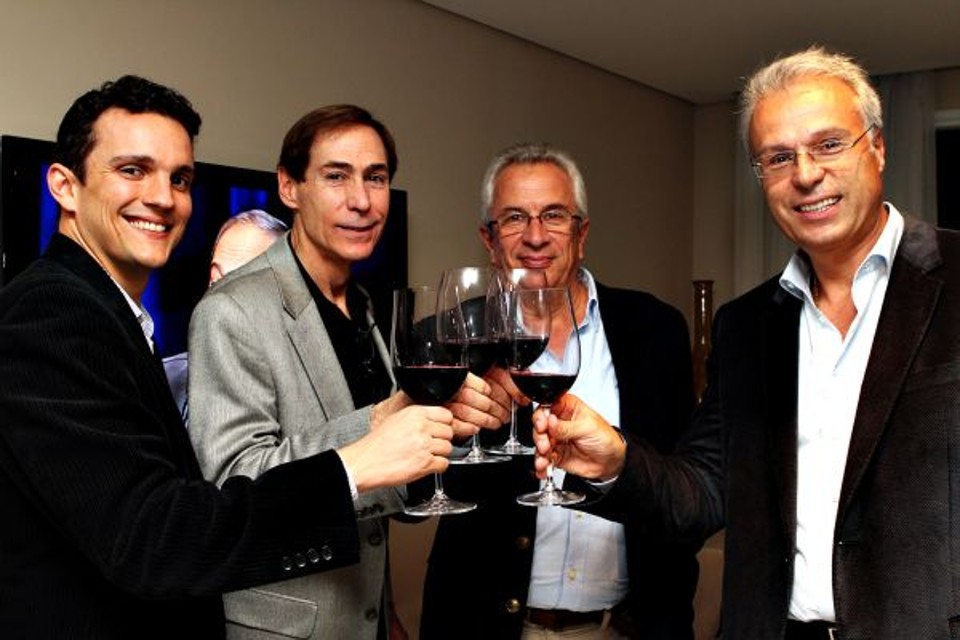 Os cardiologistas Rodrigo Cerci, John Joseph Mahmarian, Fernando Mut e João Vítola (a partir da esquerda) comemoram o sucesso do 41º Congresso Paranaense de Cardiologia, realizado no Expo Unimed, do qual foram palestrantes. No momento do brinde, escolheram o vinho, velho aliado do coração | Murilo Ribas