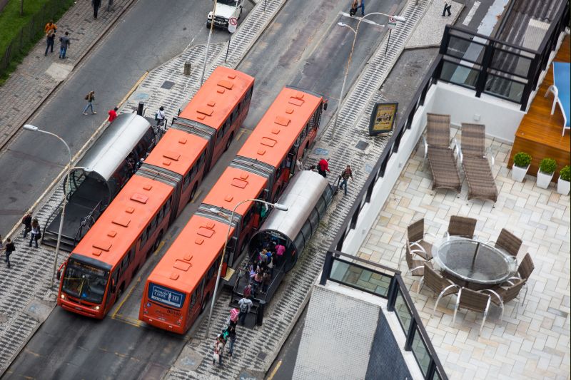 Obras afetam linhas Santa Cândida/Capão Raso e Pinheirinho/Rui Barbosa, que trafegam pela Sete de Setembro | Brunno Covello / Agência de Notícias Gazeta do Povo