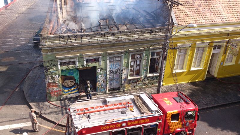 Incêndio em casa abandonada no bairro São Francisco | Antônio More/Agência de Notícias Gazeta do Povo/Arquivo