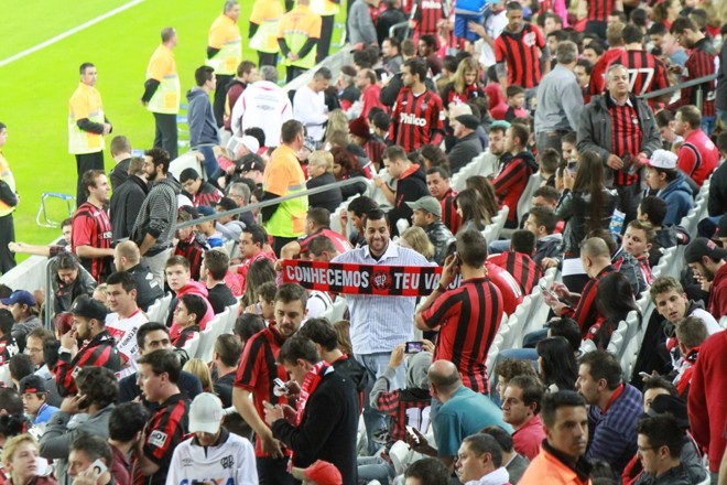 Torcida atleticana faz a festa antes do jogo-teste da Arena | 