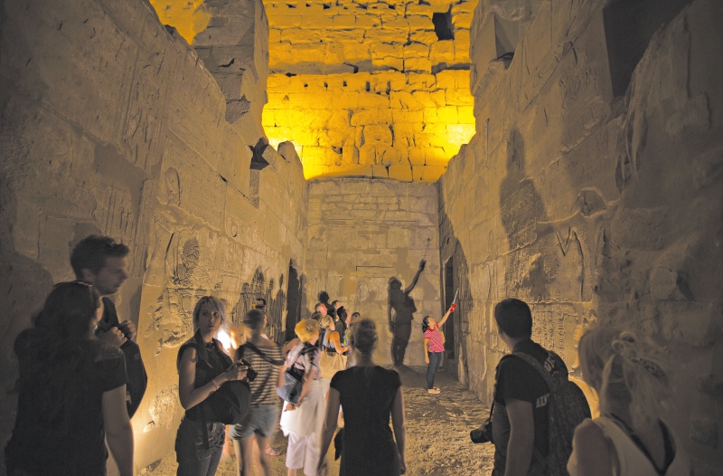 O turismo é o sistema nervoso da classe média do Egito, disse um operador no Cairo. Visitantes entram no Templo de Luxor | Khalil Hamra/Associated Press
