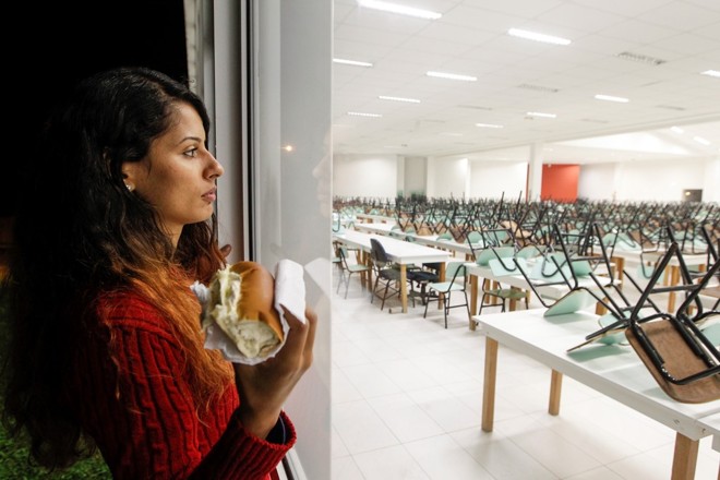 Enquanto alguns restaurantes universitários da UFPR permanecem fechados, Amanda Machado e outros alunos recebem sanduíches da instituição como improviso. | Daniel Castellano / Gazeta do Povo