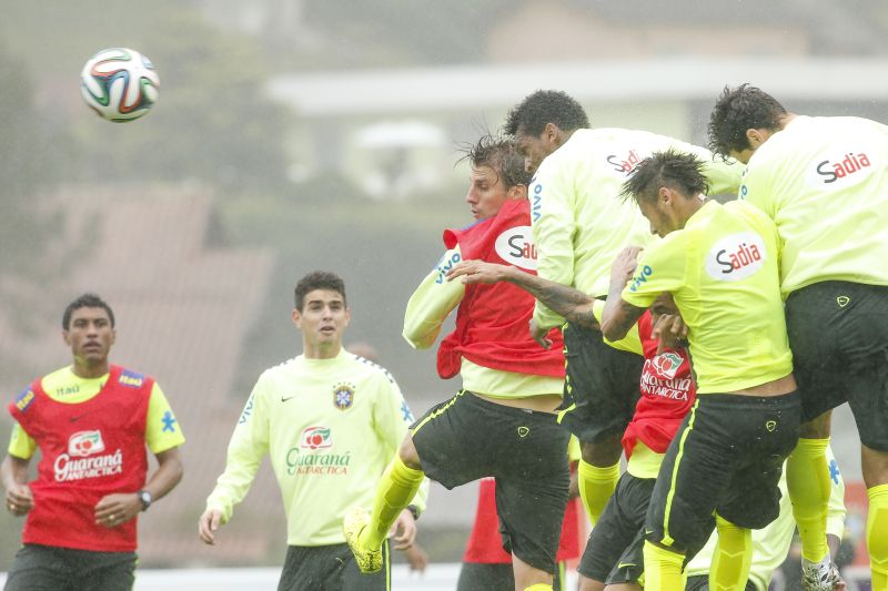 Chuva desta quarta-feira aumentou a sensação de frio no treino da seleção brasileira na Granja Comary | Hugo Harada, enviado especial / Gazeta do Povo