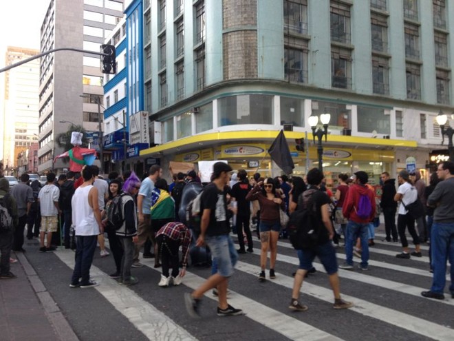 Em semáforos, o grupo parava para chamar a atenção dos motoristas sobre os motivos do protesto |