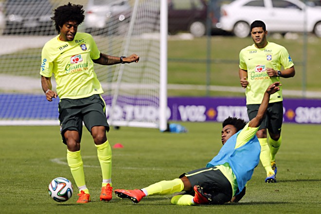 Dante e William disputam a bola no treino tático | 