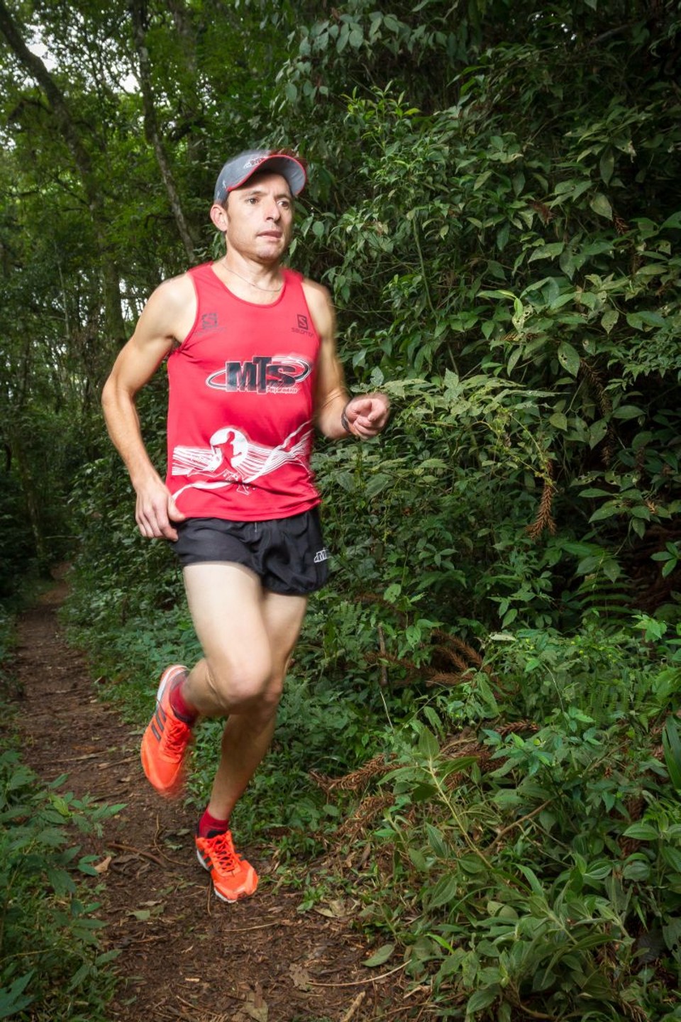 Corridas em terreno irregular Joel Carlos de Matos, 35 anos, é atleta profissional e faz corridas em montanha: estilo exige treinamento duro para ter mais força e fôlego nas provas. Minha planilha de treinos envolve meia hora de subidas, mountain bike, nada de grama e quanto mais barranco, melhor, diz ele | Fernando Zequinão / Gazeta do Povo