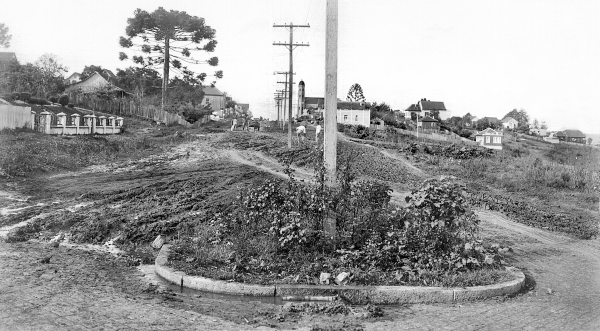 Rua Ivaí, atual Avenida Getúlio Vargas, esquina com a Rua Buenos Aires. A foto é de 1941, quando a mesma estava em obras | Acervo Cid Destefani