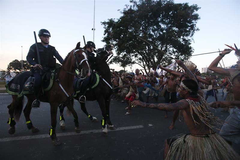 Índios enfrentam a cavalaria em Brasília | EFE / Fernando Bizerra Jr.