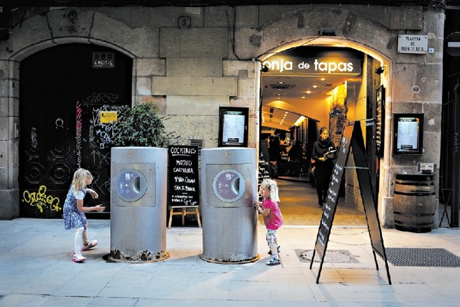 Latas de lixo nas ruas da cidade de Barcelona enviam um sinal quando precisam ser esvaziadas | lindsay mackenzie para The New York Times
