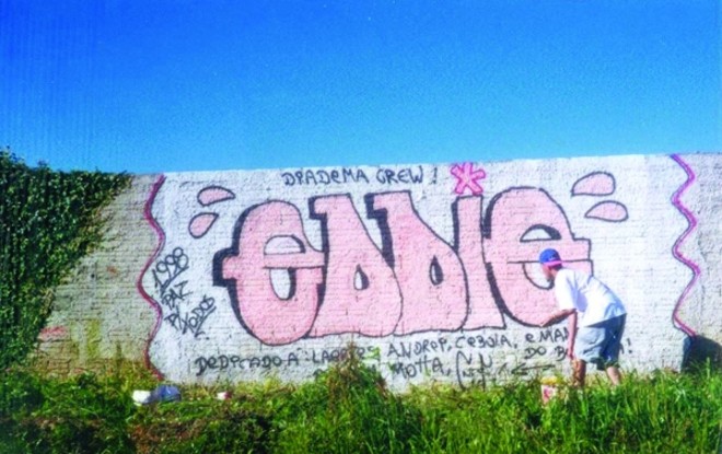 Thiago Syen e seu primeiro grafite, feito no Pilarzinho, em 1998 |