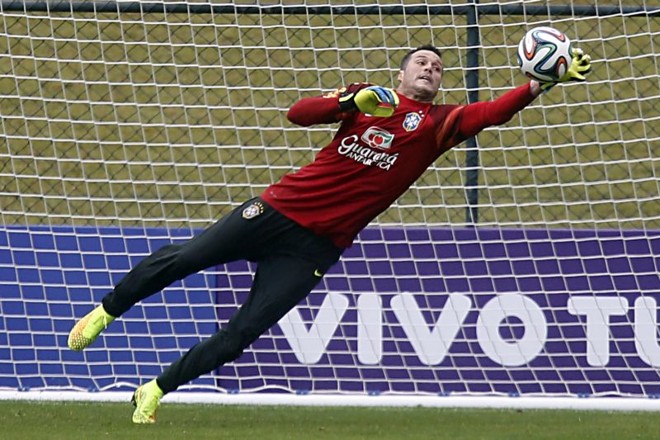 Julio Cesar voa para defender bola no treino | 