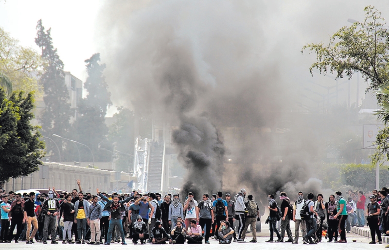 A liberdade religiosa ainda não existe no Egito. Partidários da Irmandade Muçulmana bloqueiam uma rua no Cairo | Aly Hazzaa/El Shorouk Newspaper, via Associated Press