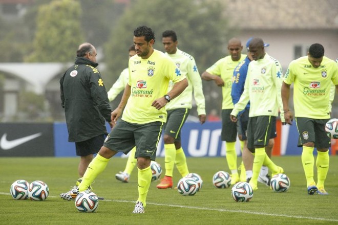 Fred se prepara para o primeiro treino com bola da equipe | 