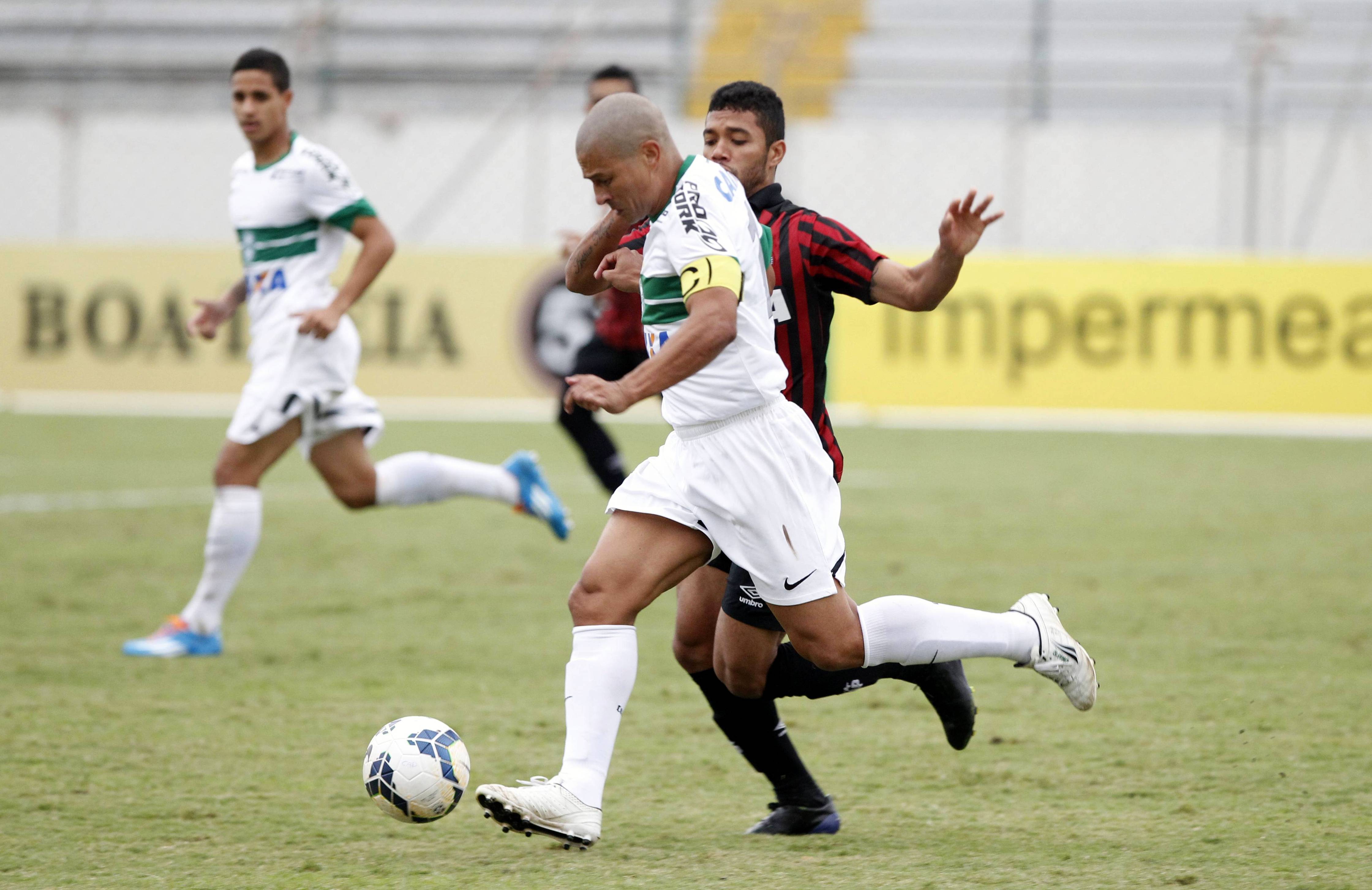 Alex, que pouco apareceu no clássico, evitou críticas diretas, mas reconheceu que o momento é delicado. | Daniel Castellano / Gazeta do Povo