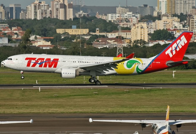 Na única Copa como patrocinadora da CBF, a TAM levou os jogadores para a África do Sul em 2010 no Airbus A330 (PT-MVN) |
