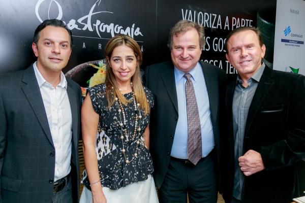 Georges Schnyder (de azul), diretor da revista Prazeres da Mesa, com Marcelo Woellner (à esq.), da Abrasel-PR, Juliana Wosnika, da Paraná Turismo, e Carlos Sandrini, do Centro Europeu, no lançamento do Mesa ao Vivo Paraná, na última terça-feira | Amarildo Henning