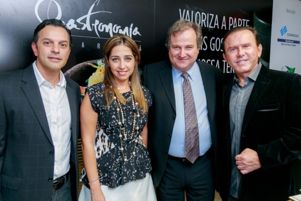 Georges Schnyder (de azul), diretor da revista Prazeres da Mesa, com Marcelo Woellner (à esq.), da Abrasel-PR, Juliana Wosnika, da Paraná Turismo, e  Carlos Sandrini, do Centro Europeu, no lançamento do Mesa ao Vivo Paraná, na última terça-feira | Amarildo Henning