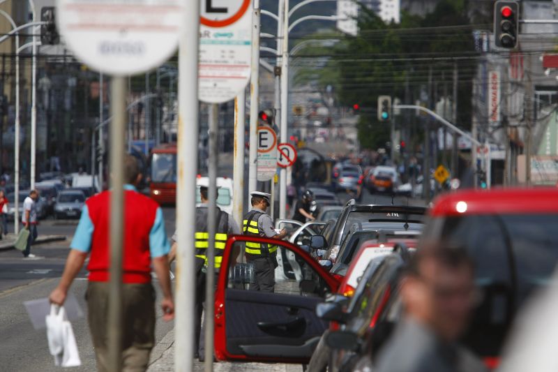 Administração municipal diz que convênio com lotéricas permite que agentes se dediquem ao trabalho de fiscalização | Daniel Castellano/Gazeta do Povo