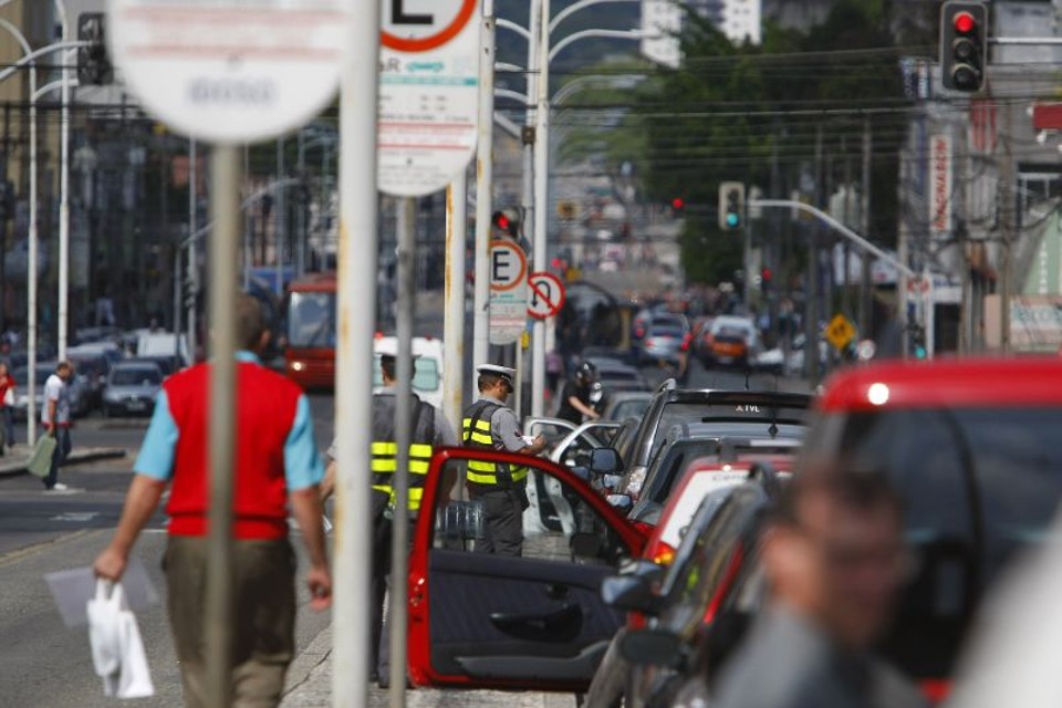 Administração municipal diz que convênio com lotéricas permite que agentes se dediquem ao trabalho de fiscalização | Daniel Castellano/Gazeta do Povo