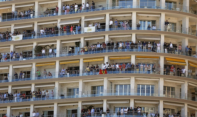 Espectadores assistem ao treino classificatório do Grande Prêmio de Mônaco, em Montecarlo | REUTERS/Stefano Rellandini