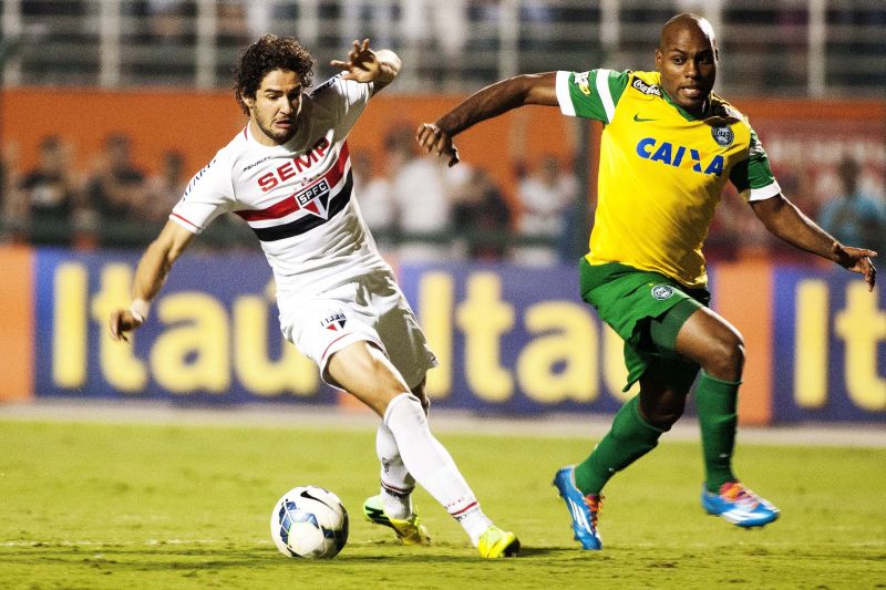 Alexandre Pato sendo marcado por Luccas Claro | Léo Pinheiro / Futura Press / Folhapress