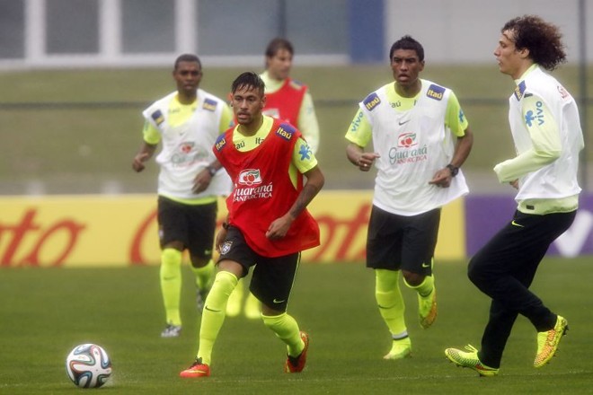 Ainda com titulares e reservas misturados, Neymar tenta escapar da marcação de Paulinho e David Luiz | 