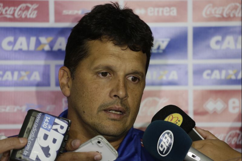 Claudinei Oliveira segue no comando técnico do Paraná | Felipe Rosa / Tribuna