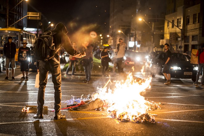 Atos interditaram trânsito em alguns pontos de Curitiba. Setran acompanhou a manifestação |