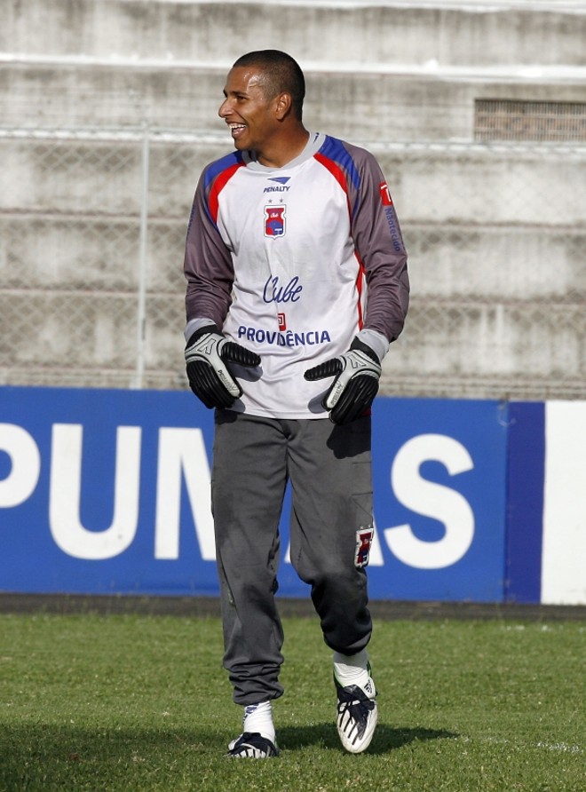 Rodolfo, goleiro:Apareceu em 2009, aos 18 anos. Outro que deixou o Tricolor sem render um centavo, liberado pela Justiça por causa de atraso de salário. Em 2011 foi para o Atlético e acabou punido por doping (uso de cocaína) em 2012. Voltou este ano e hoje é o segundo reserva do Furacão |