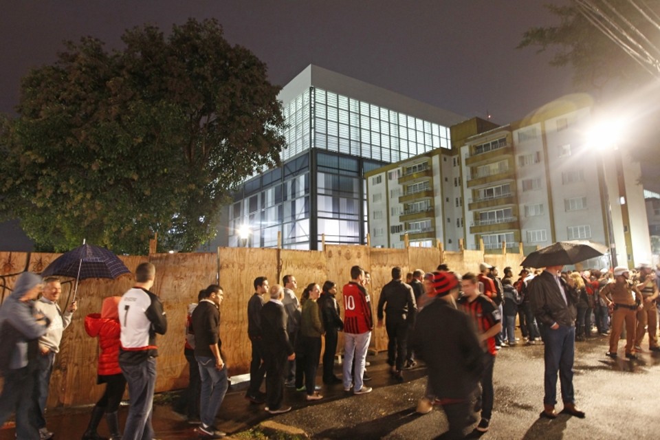 Uma fila enorme se formou na entrada pela Avenida Getúlio Vargas | Antônio More / Gazeta do Povo