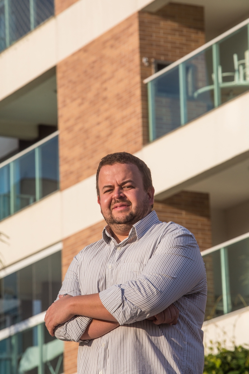 Marcel Augusto Kovalink Wachowicz, síndico do Garden Odessa, na CIC: além da segurança, porteiros ajudam no cumprimento do regimento do condomínio | Brunno Covello/Gazeta do Povo