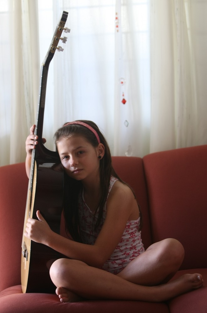 Luana sente falta do professor, mas ainda arranha o violão |