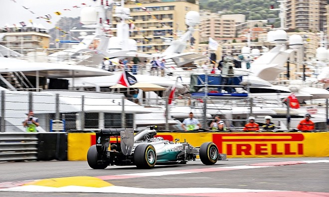 Nico Rosberg, da Mercedes pilota sua F14-T durante os primeiros treinos do circuito de Montecarlo. |